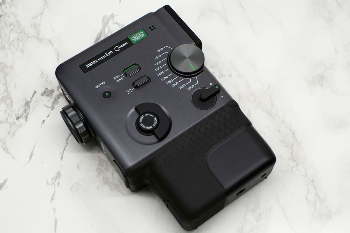 側面の大きなダイヤルが「ジダイヤル」