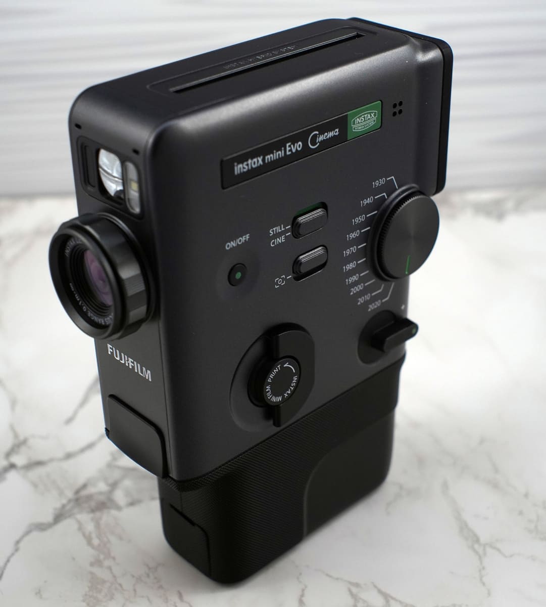 「instax mini Evo Cinema」。シングル-8を意識した縦型デザイン