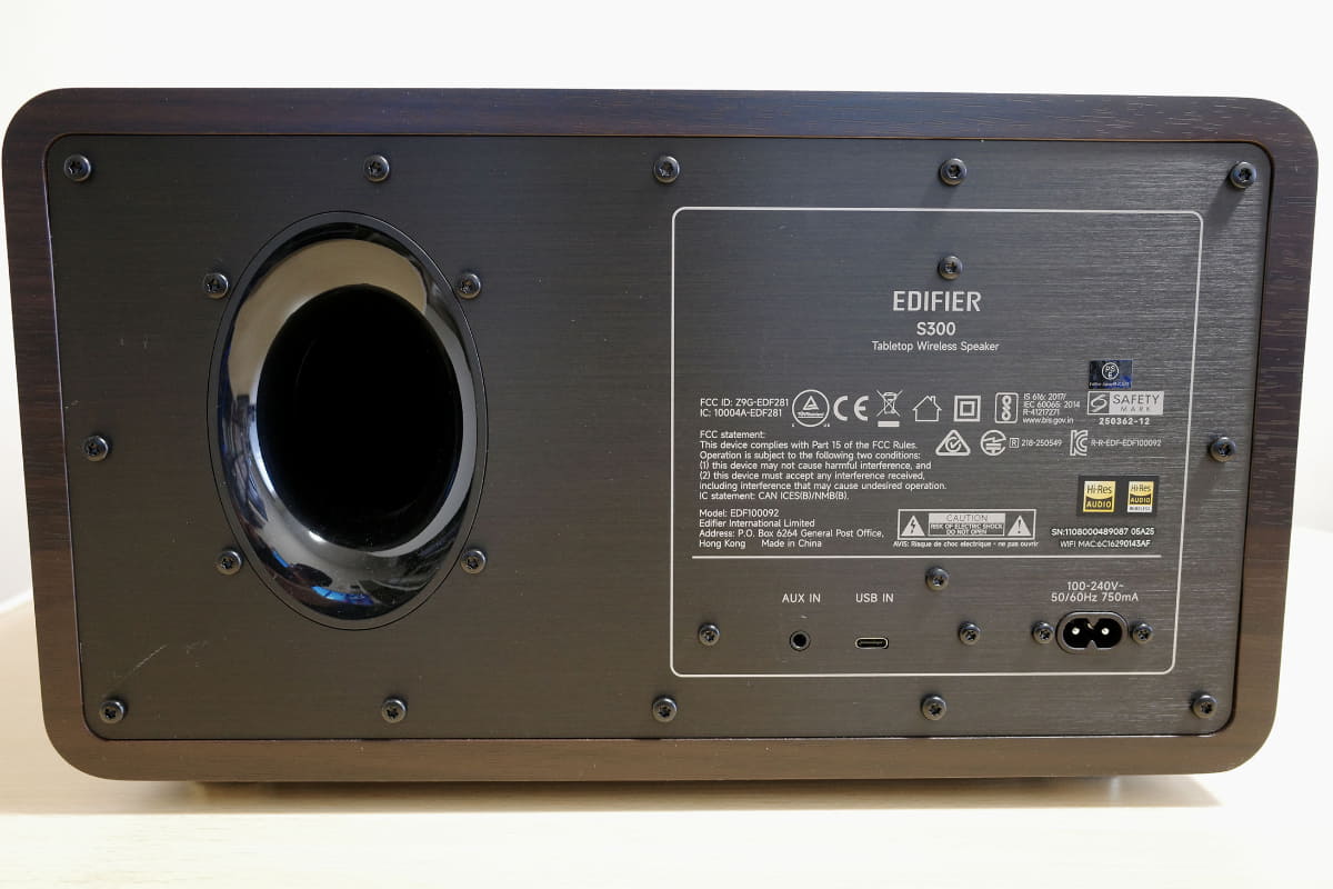 背面。電源以外にUSBとAUX入力のポートがある。