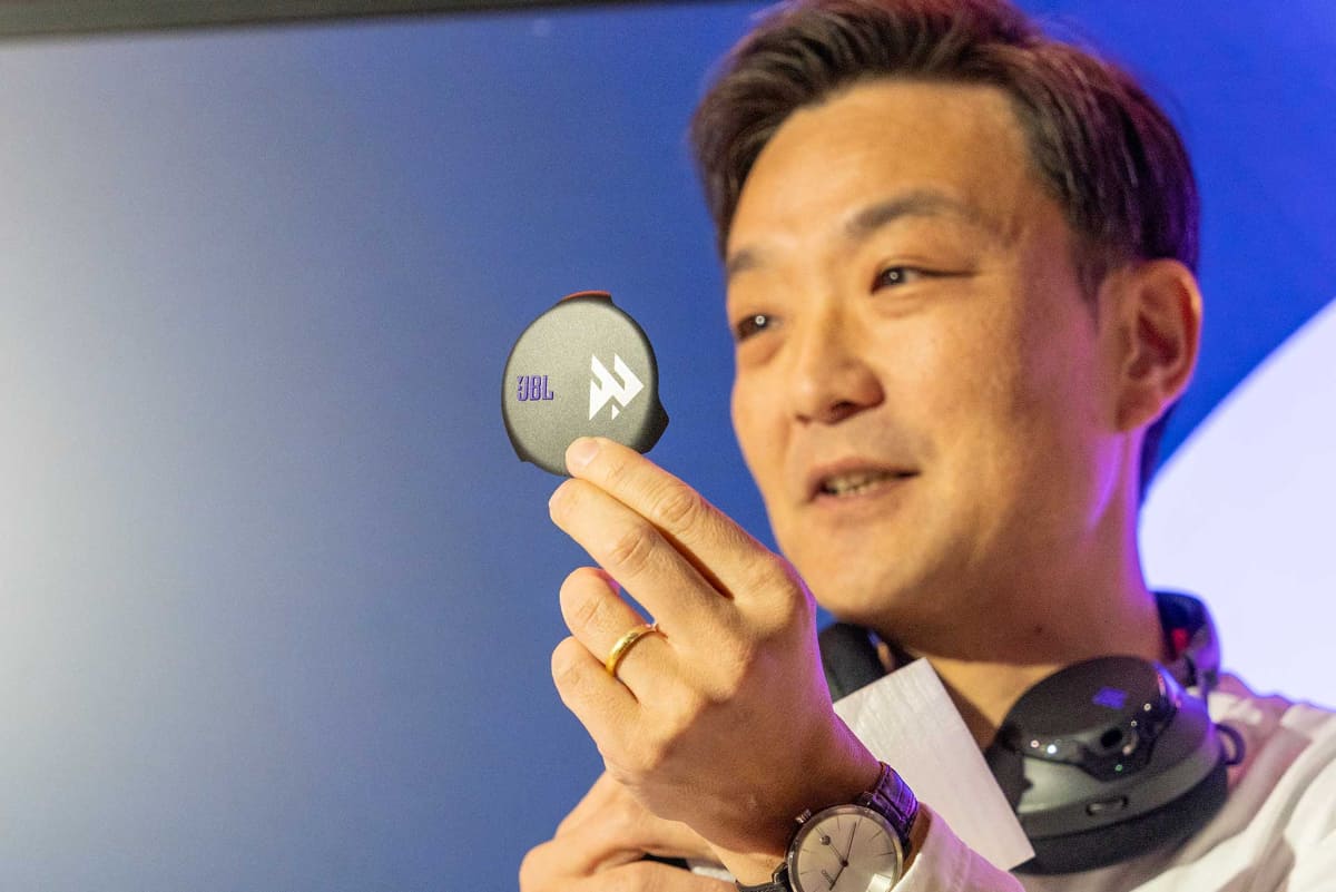 発表会ではFAV gaming所属選手にチームロゴや名前をあしらったヘッドセットプレートが贈呈されるサプライズも