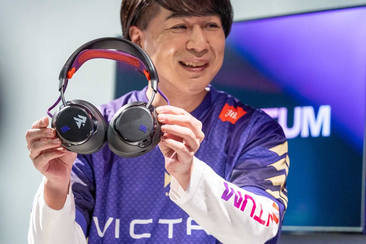 発表会ではFAV gaming所属選手にチームロゴや名前をあしらったヘッドセットプレートが贈呈されるサプライズも