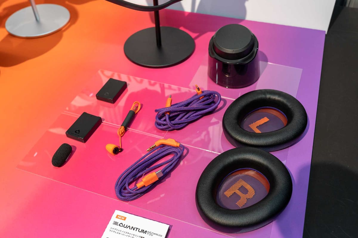 「JBL Quantum 950 WIRELESS」の付属品。中央上の丸いノブ型のものがベースステーション