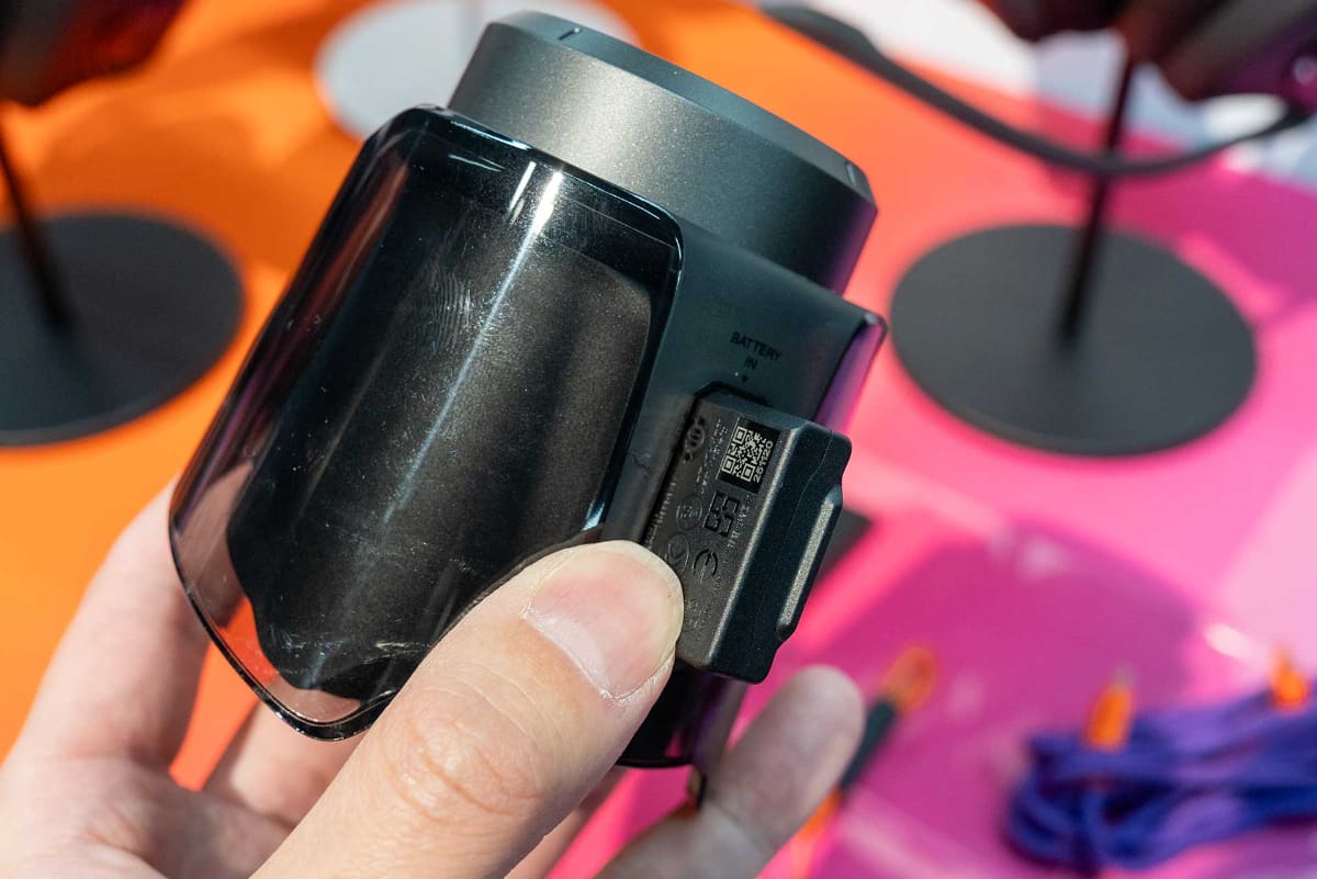 ベースステーションはバッテリー充電器も兼ねている