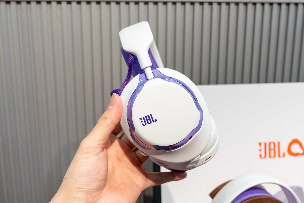 「JBL Quantum 650 WIRELESS」(ホワイト)