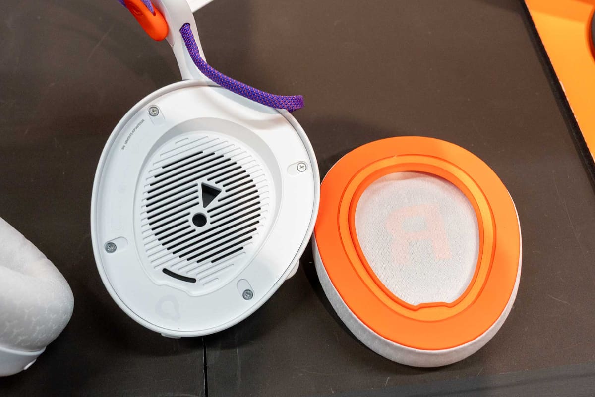 イヤーパッドはマグネット式で簡単に取り外せる