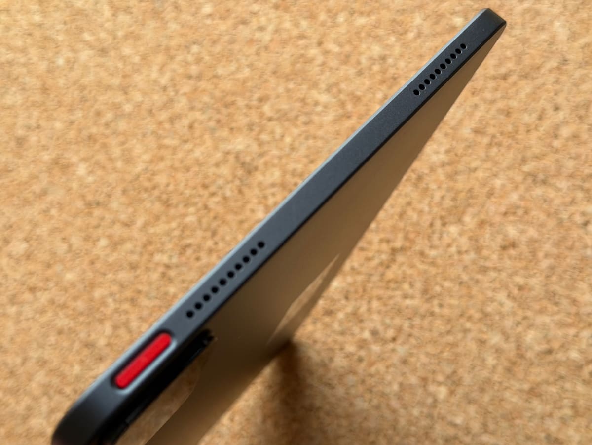 スピーカーは左右両端に各2基