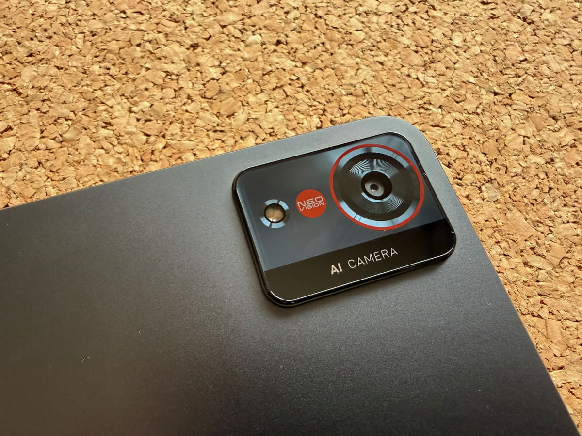 リアカメラは13MP、フロントカメラは20MP