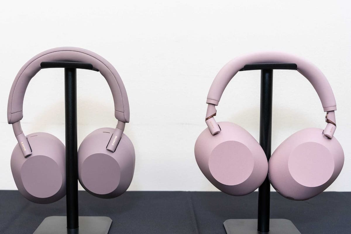 右が「WH-1000XM6」の新色Sand Pink。左が「WH-1000XM5」のSmoky Pink