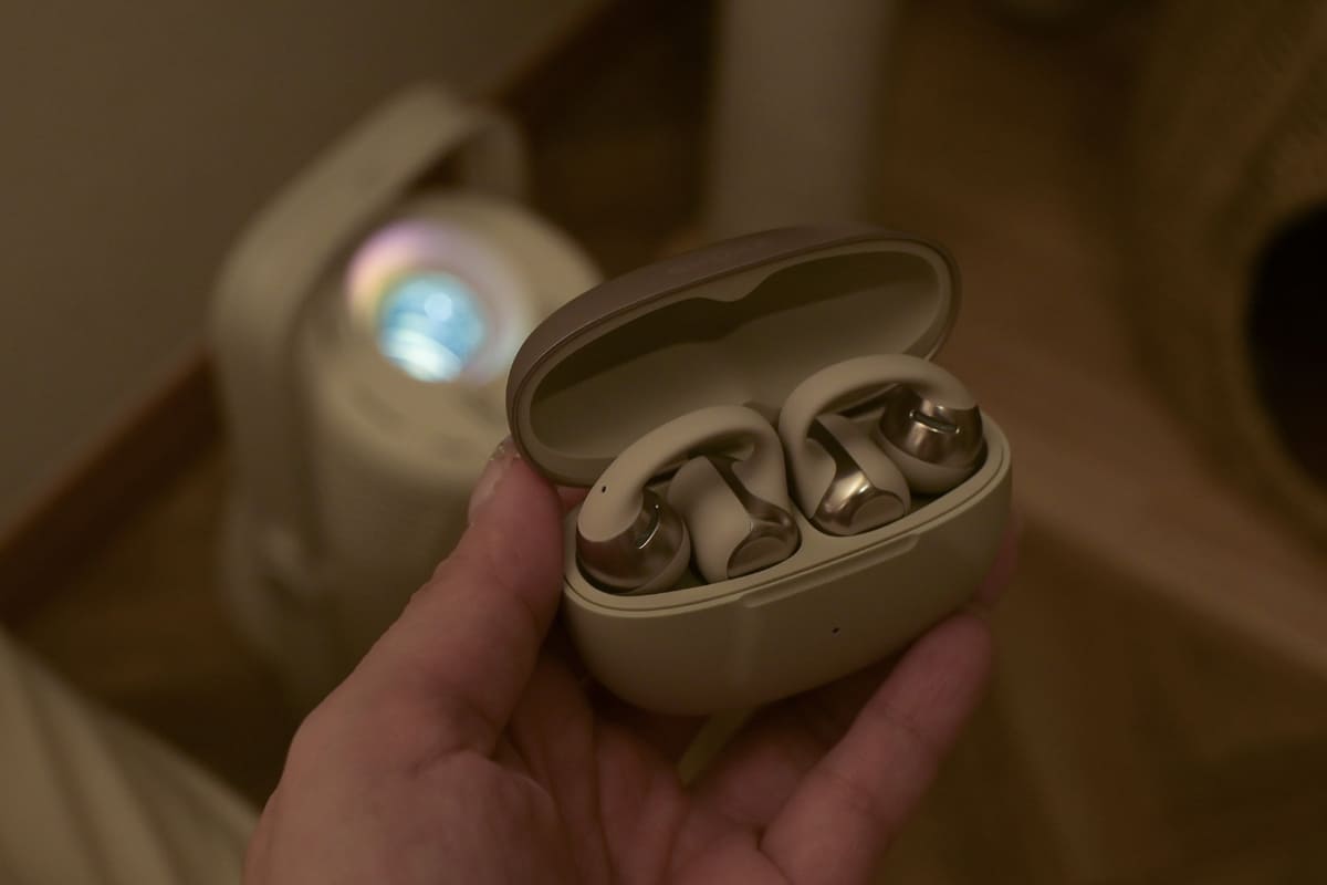 夜に寝ころんで使う時は、オープンイヤーイヤフォンと一緒に使うのがお気に入り