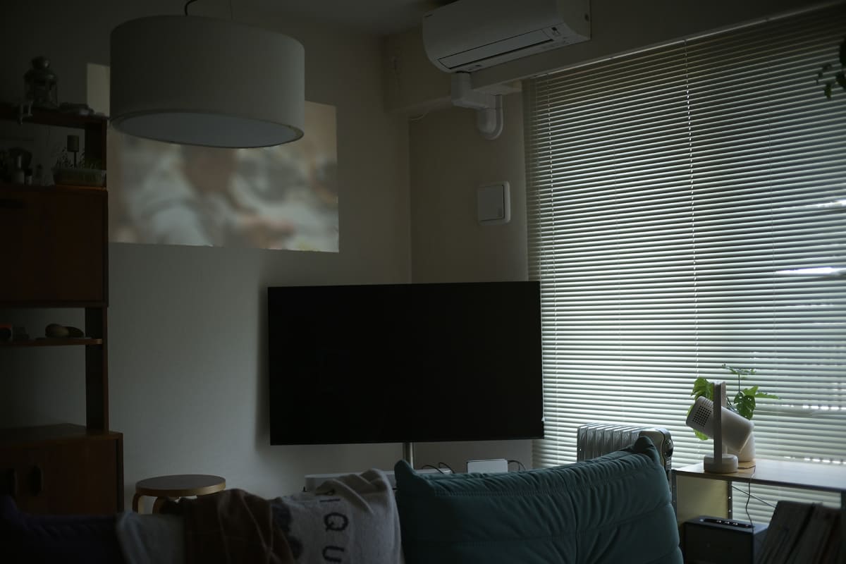 14時頃、ブラインドを閉じて電気を消した状態。映像の細部までしっかり見るのには不向き