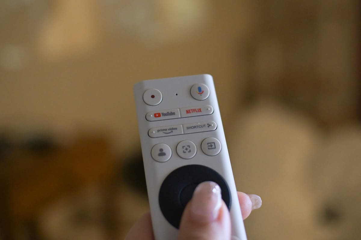 付属リモコンにNetflixなどのダイレクトボタンもあって便利