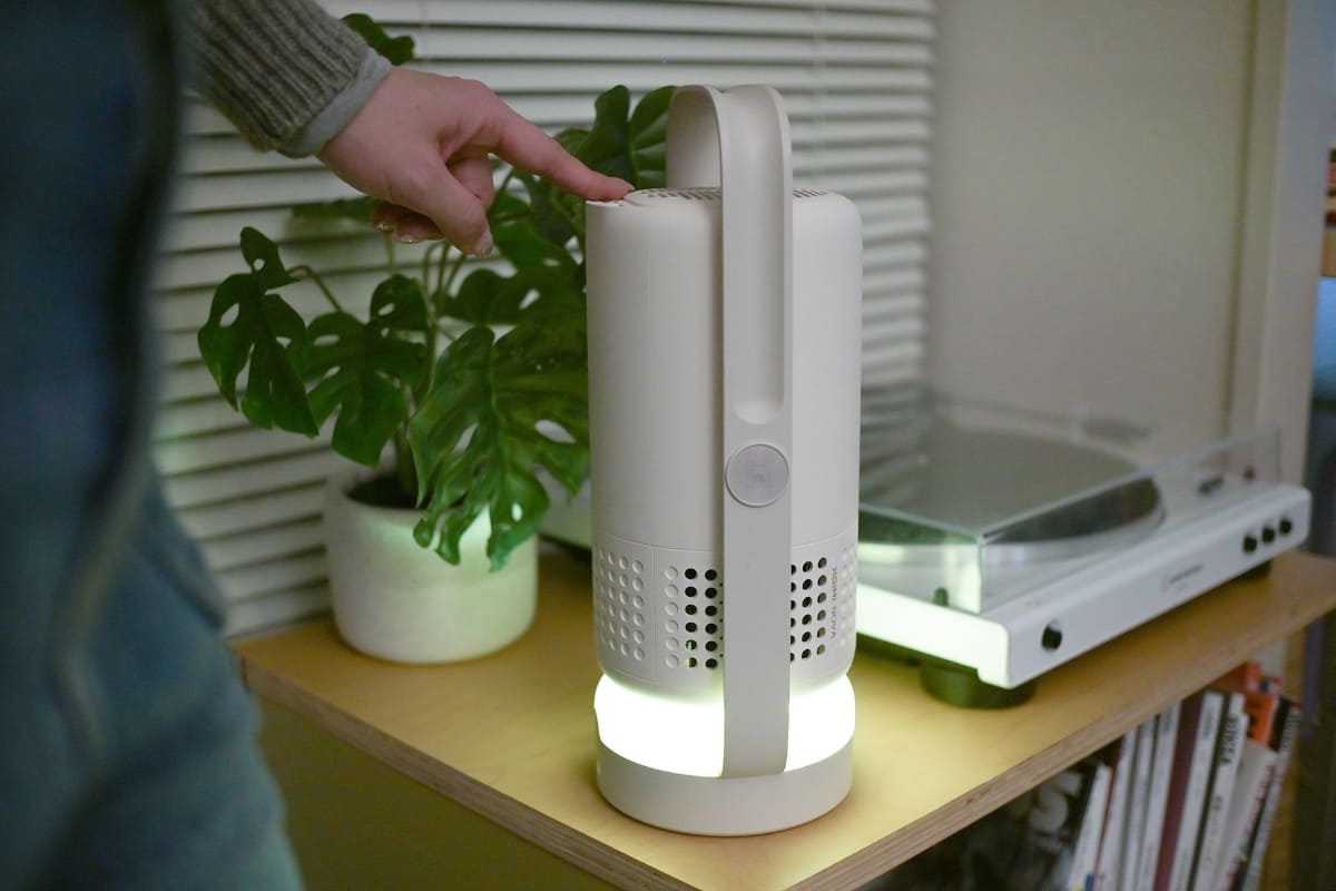 下向きで電源を入れると、スピーカーライトモードに