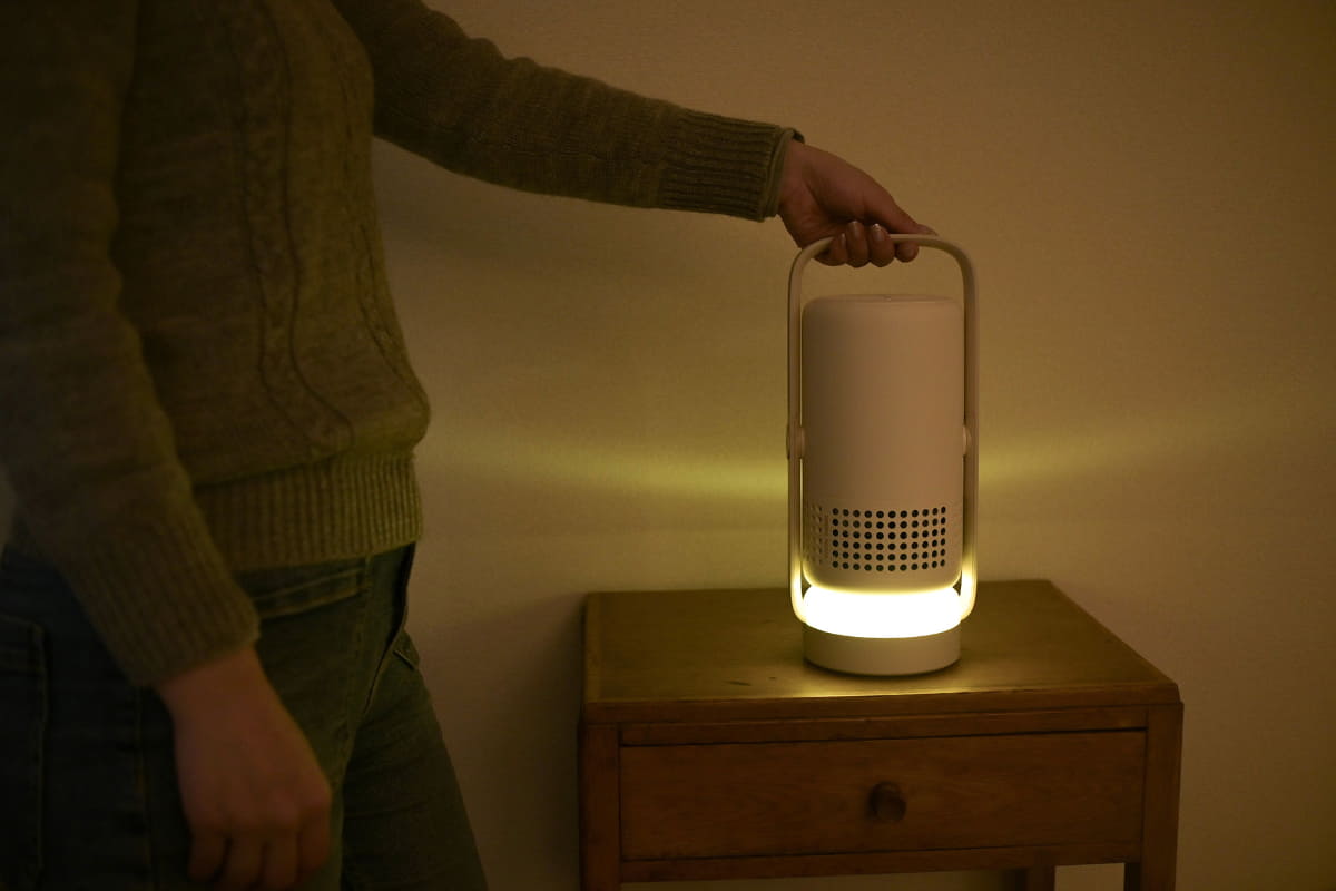 カゴバッグのような感覚で、すいっと持ち運び。電源から遠い場所でも一定時間使える