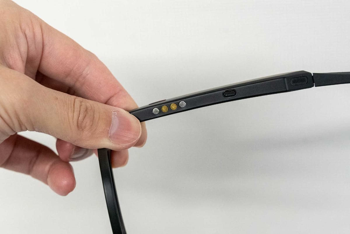 ツル部分に充電用接点を装備