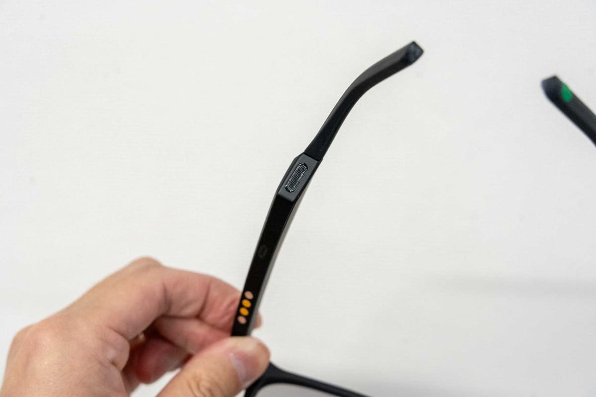 両モデルともツル部分にスピーカーを内蔵。周囲の音を聞きながら音楽などを楽しめる