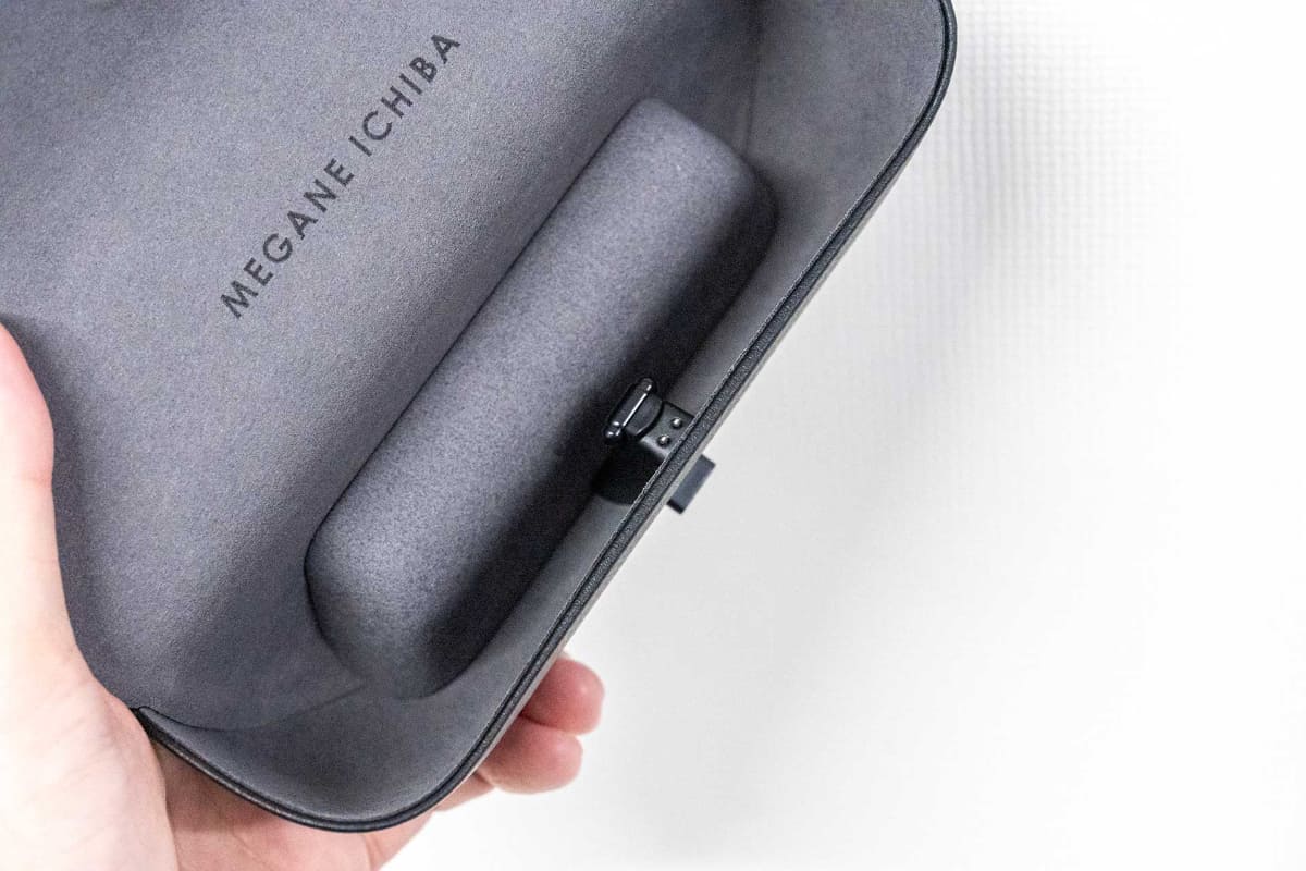 メガネのブリッジ部分に充電接点を備える