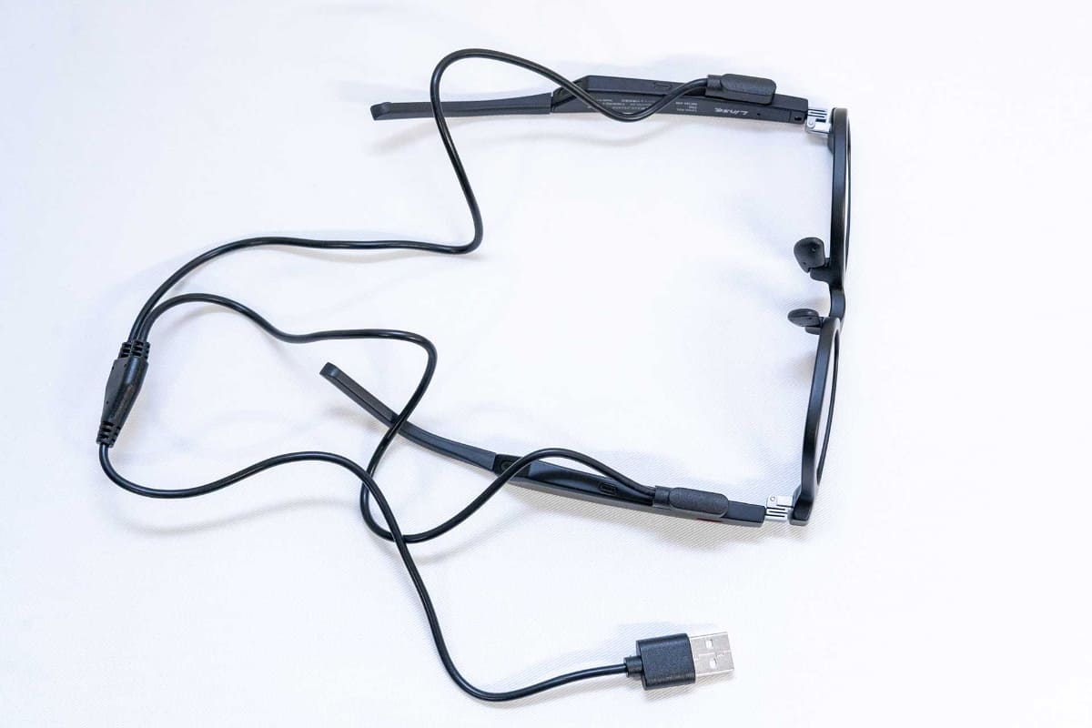 付属のマグネット式ケーブルで充電する