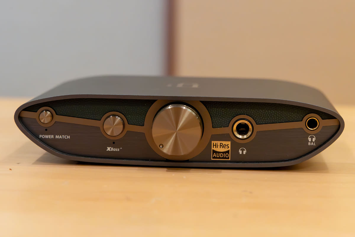 アンバランスのほかバランスのヘッドホン出力端子を用意する