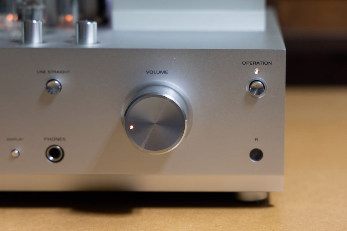 ヘッドフォン出力端子も用意されています