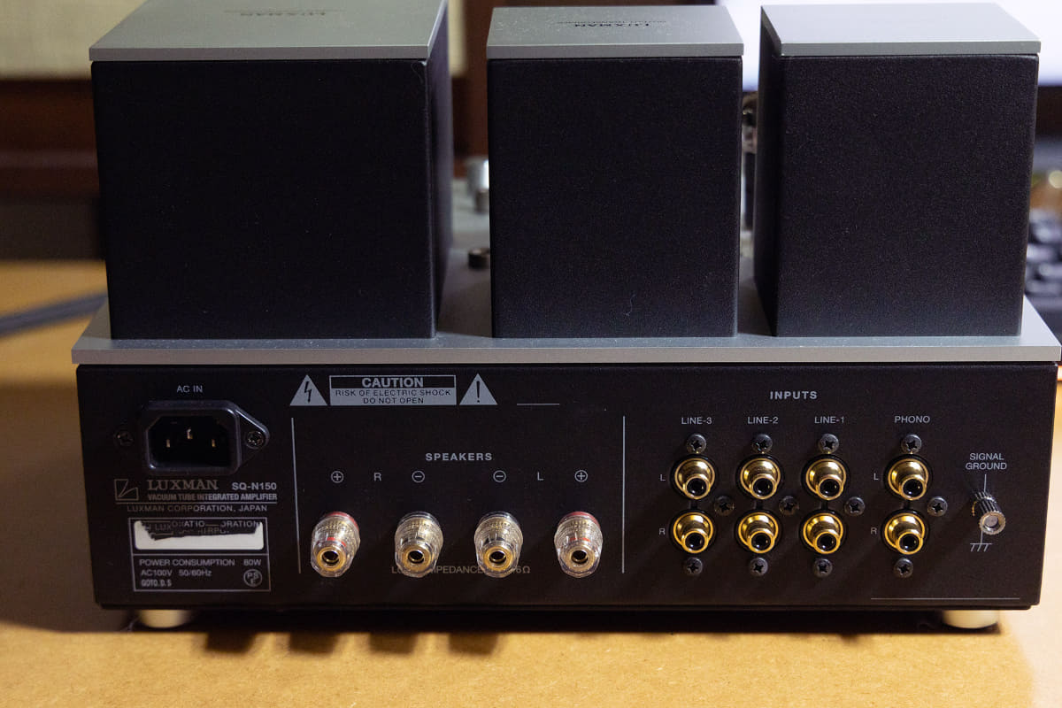 リアパネルの入出力端子のようす