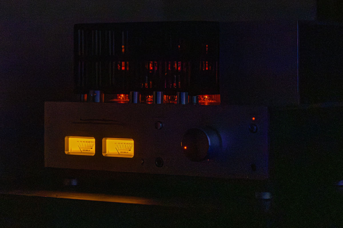 部屋を暗くして真空管アンプを見るのも愉しいものです