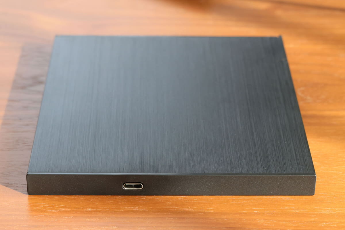 ドライブはバスパワー駆動。背面はUSB-C端子のみ