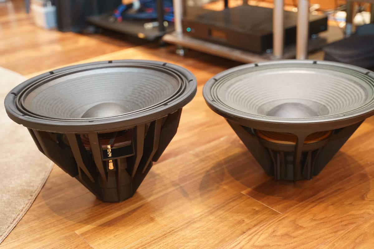 左が4369のウーファー、右が4367のウーファー。新モデルの方が長くなっている