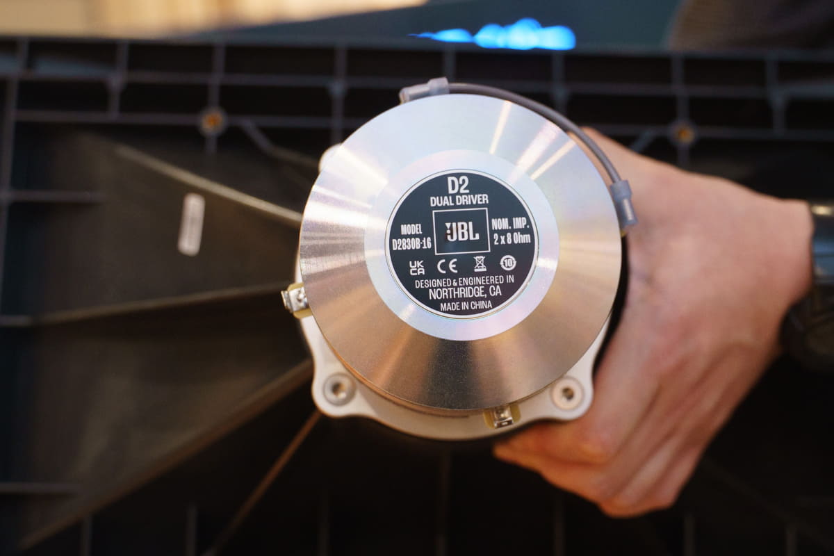 リング振動板を2枚採用したD2830B D2コンプレッションドライバー