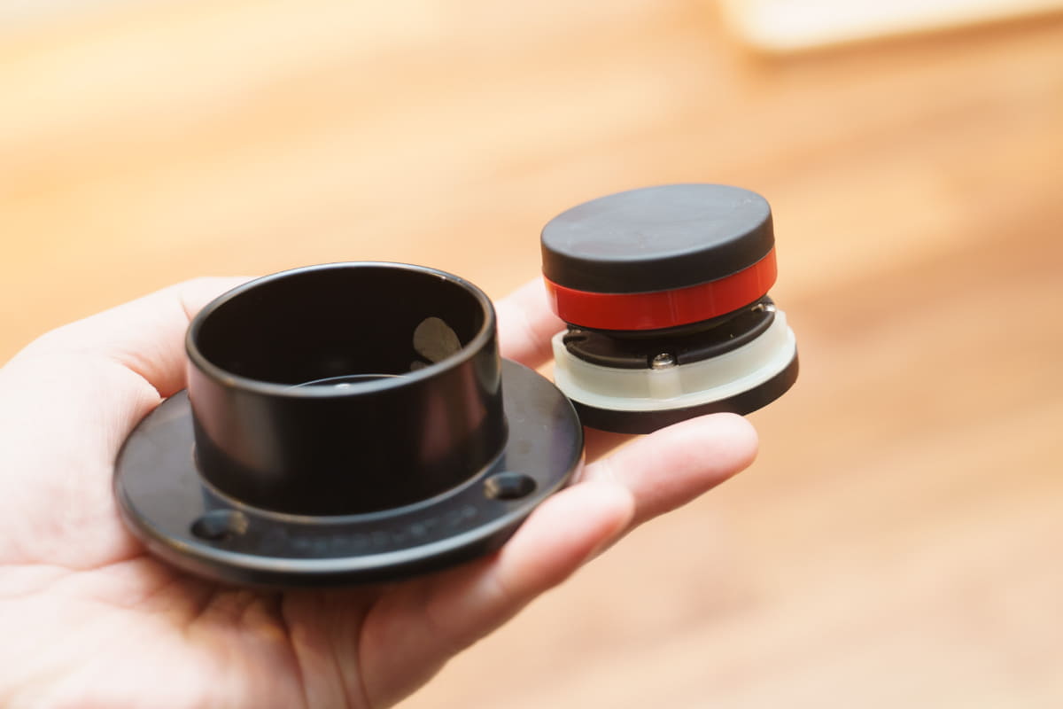 Summitシリーズにも採用されたIsoAcousticsのアイソレートションフィートを搭載