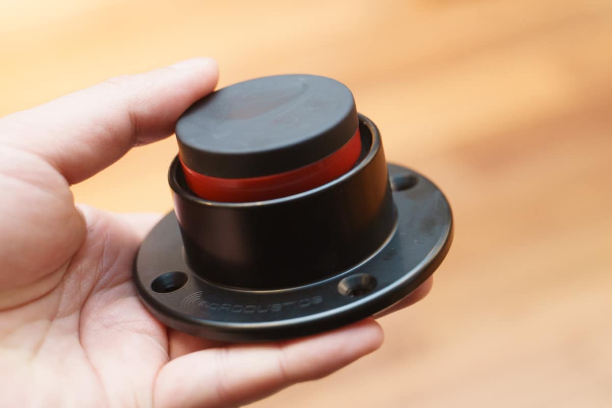 Summitシリーズにも採用されたIsoAcousticsのアイソレートションフィートを搭載