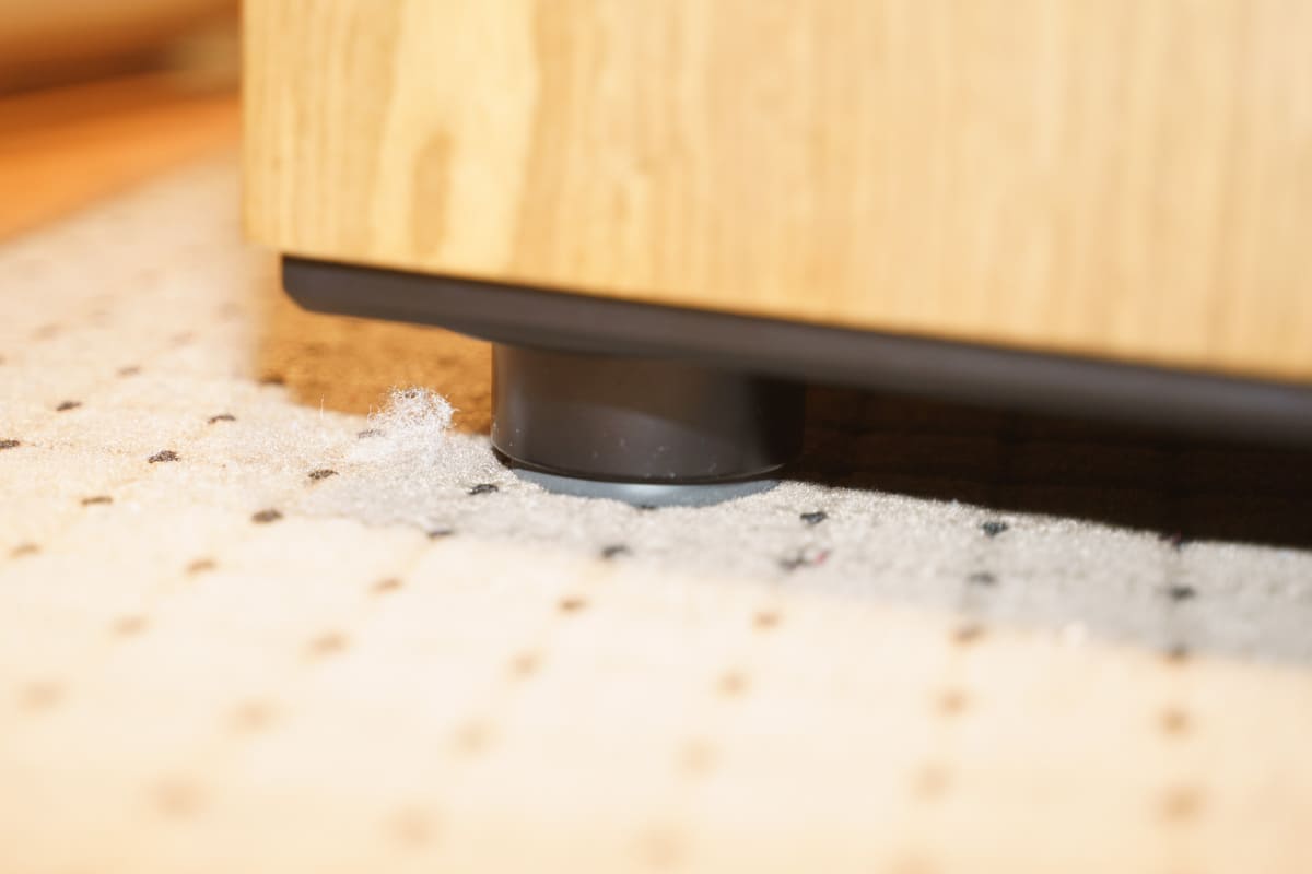 Summitシリーズにも採用されたIsoAcousticsのアイソレートションフィートを搭載