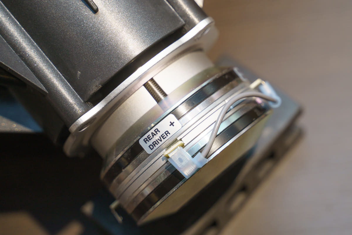 リング振動板を2枚採用したD2830B D2コンプレッションドライバー