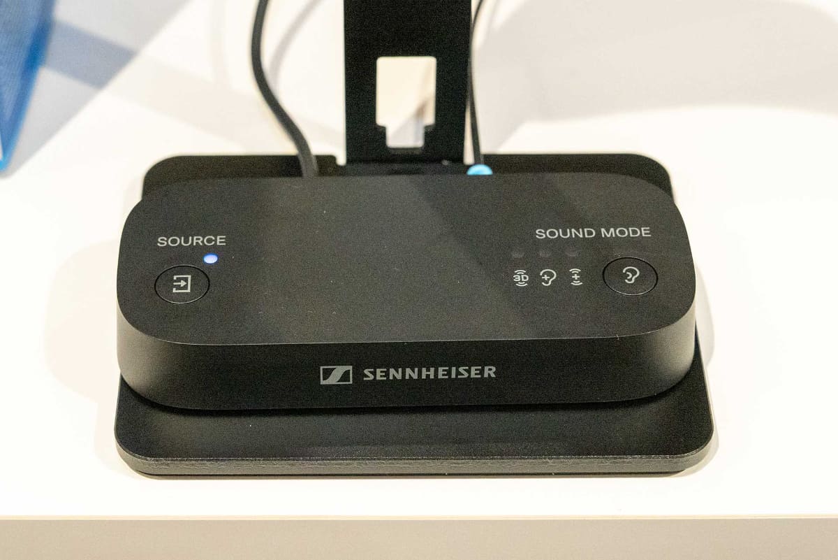 本体背面にHDMI ARC端子や電源用USB-C端子を搭載