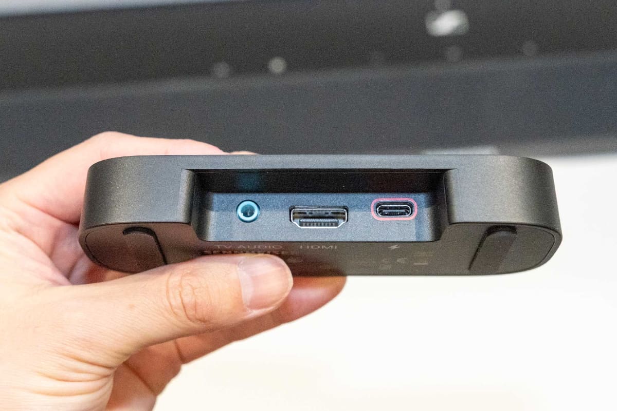 本体背面にHDMI ARC端子や電源用USB-C端子を搭載