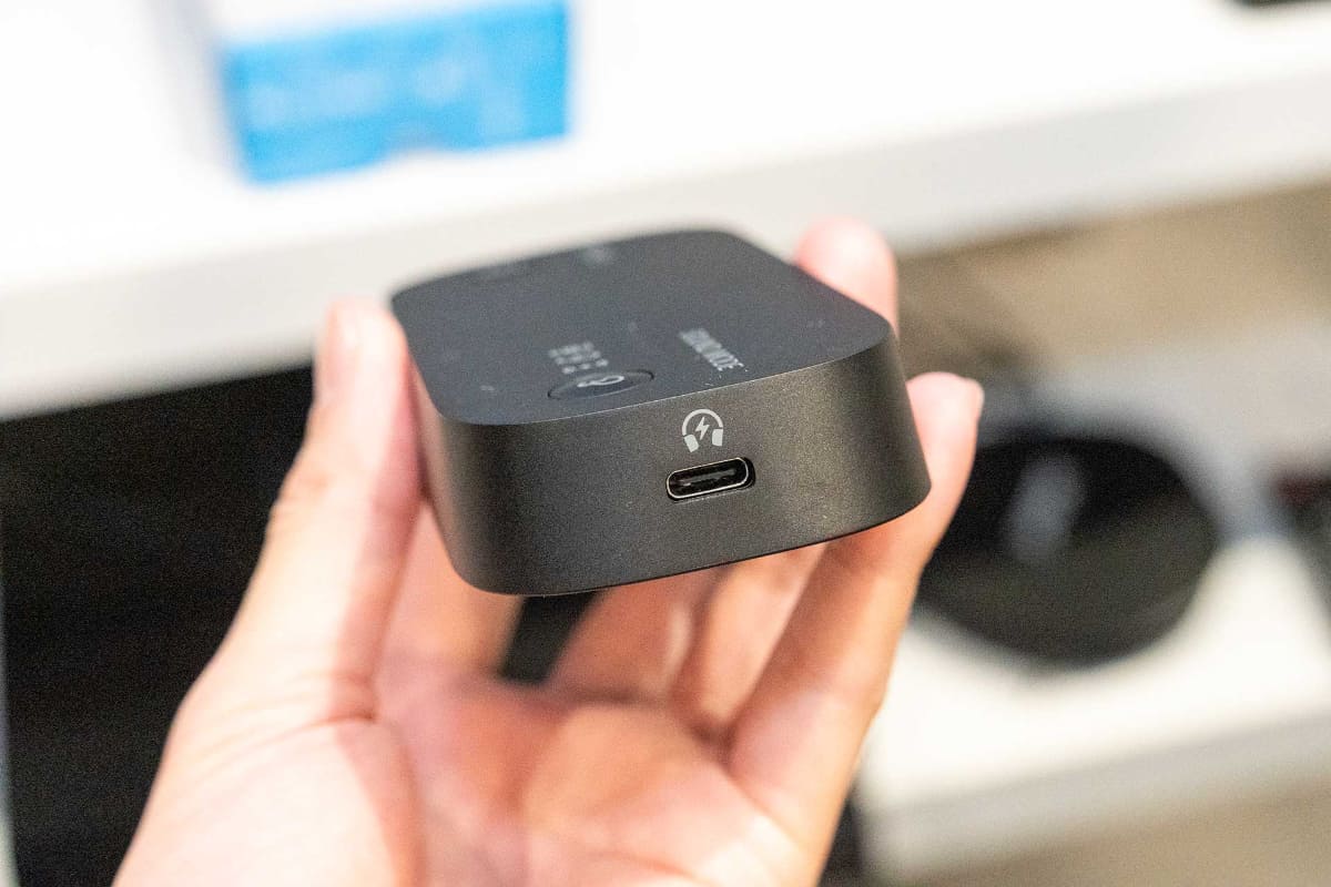 側面には給電用のUSB-C端子も備える