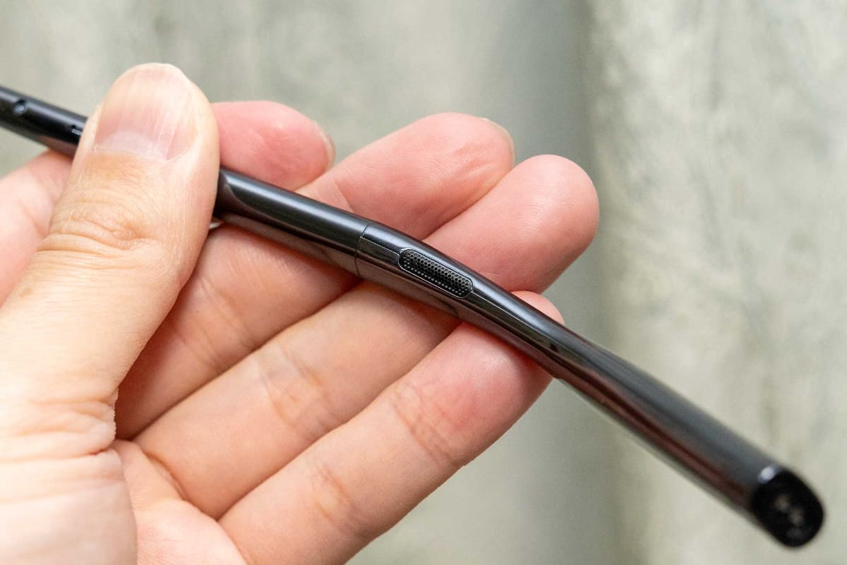 テンプルの中央付近にスピーカーを搭載