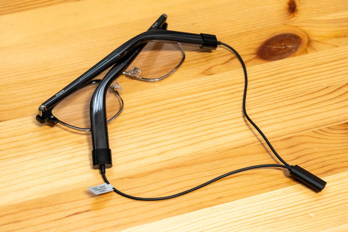 充電は専用ケーブルのマグネット部をメガネに、反対側をUSB-Cケーブルに接続して行なう