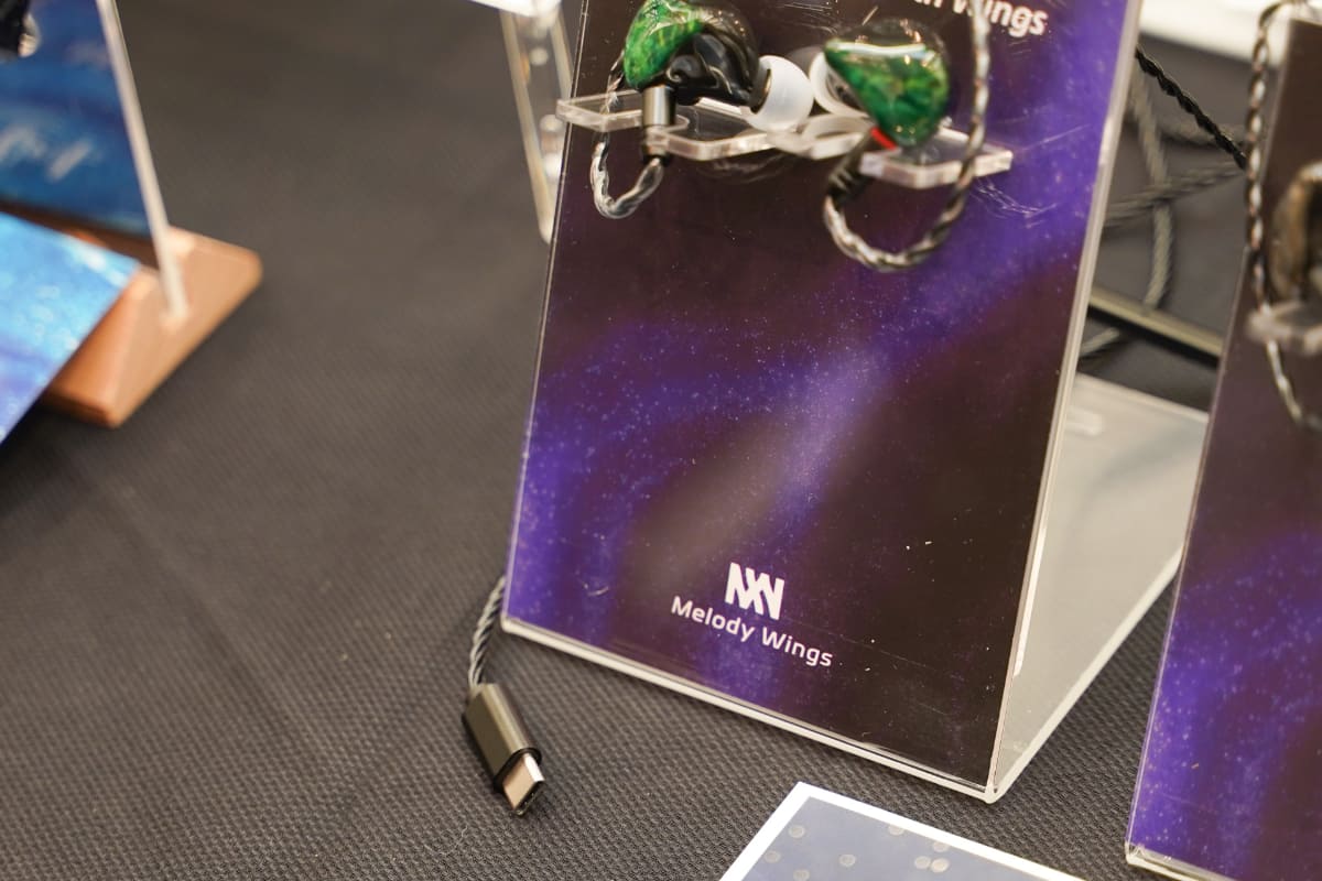 USB-C入力のケーブルを採用している、Melody Wings「Jupiter」
