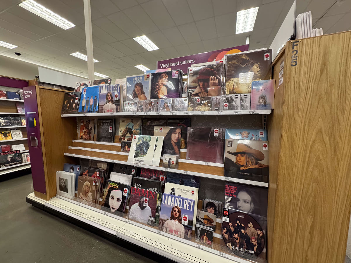 2024年アメリカの量販店。ソフト売り場にあるのはレコードと少数のCDだけで、Blu-rayやDVDの姿は少数