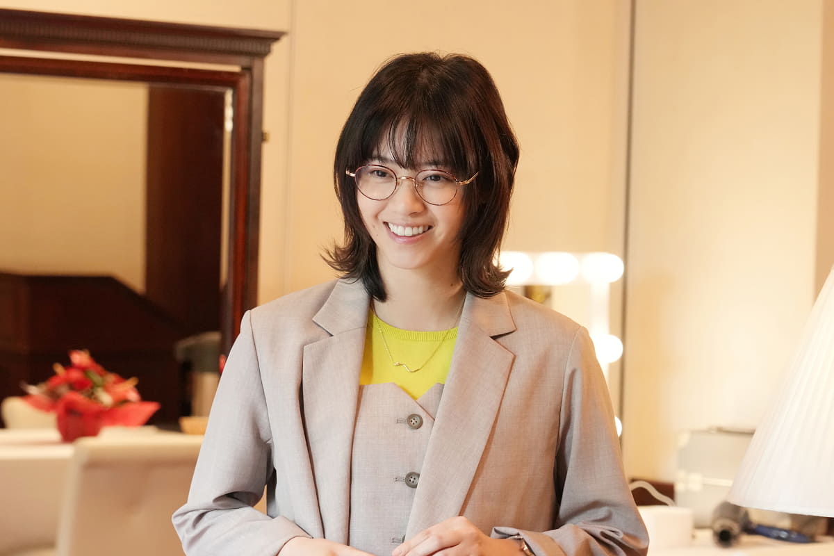 南条弘のマネージャー・川奈舞<br><span class="fnt-70">(C)2026「免許返納!?」製作委員会</span>