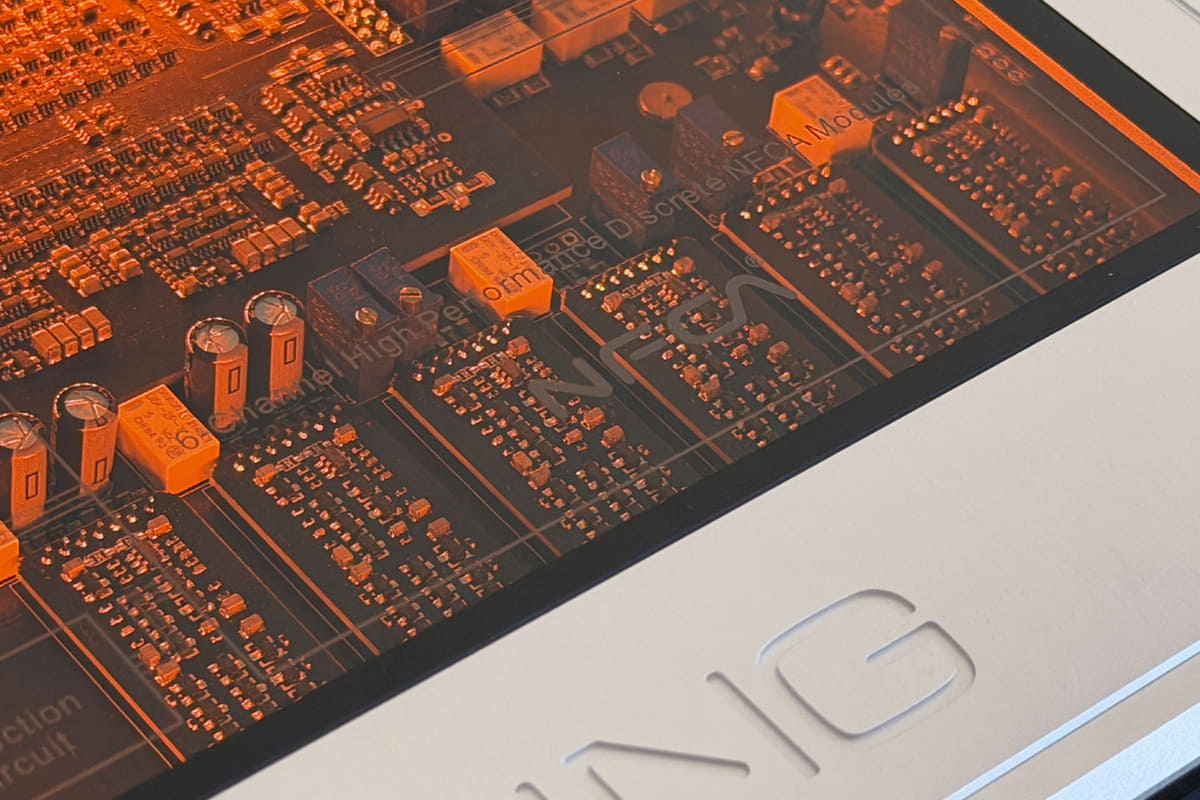 回路図が描かれたトップカバー越しに基板を見せる趣向は自信の表れか