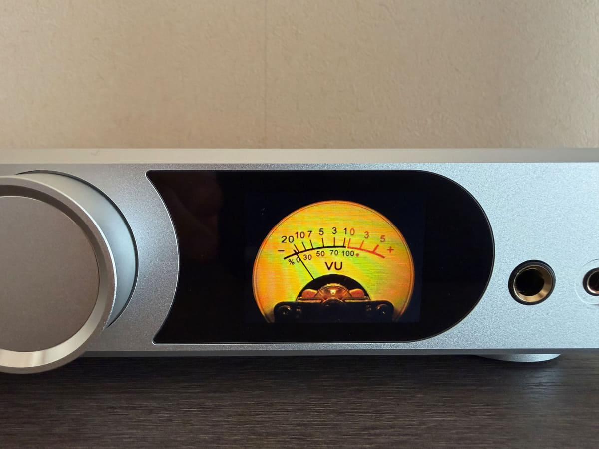 「Aurora UI」の2インチカラーディスプレイがデュアル搭載、VUメーターも表示できる