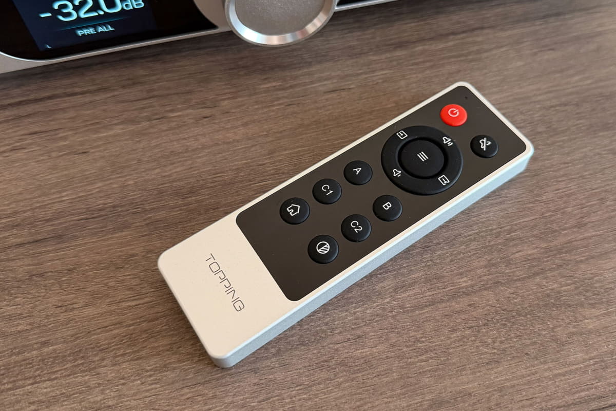 高密度アルミニウムをCNC削り出しで成型したリモコンが付属