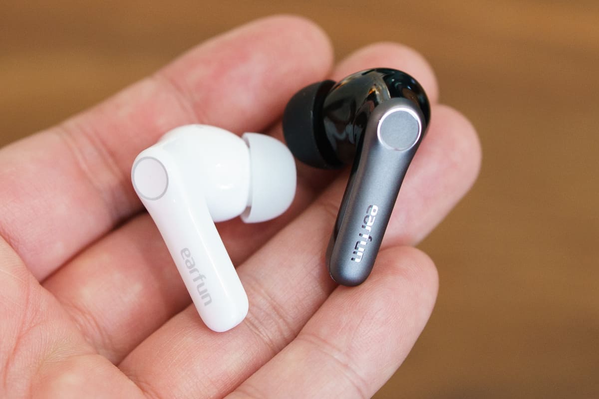 Air Pro 4+。左からホワイトモデル、ブラックモデル