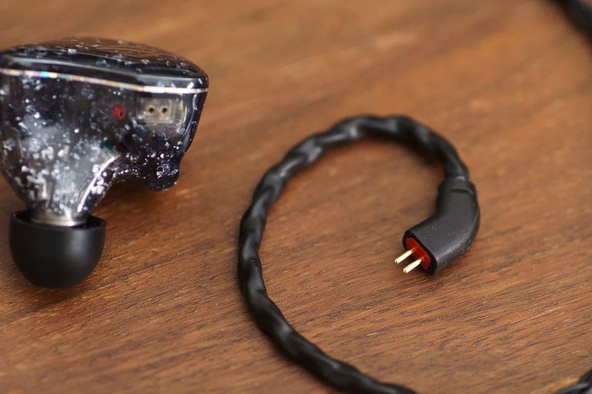 ケーブルは着脱可能で、IEM 2pinの0.78mmを採用