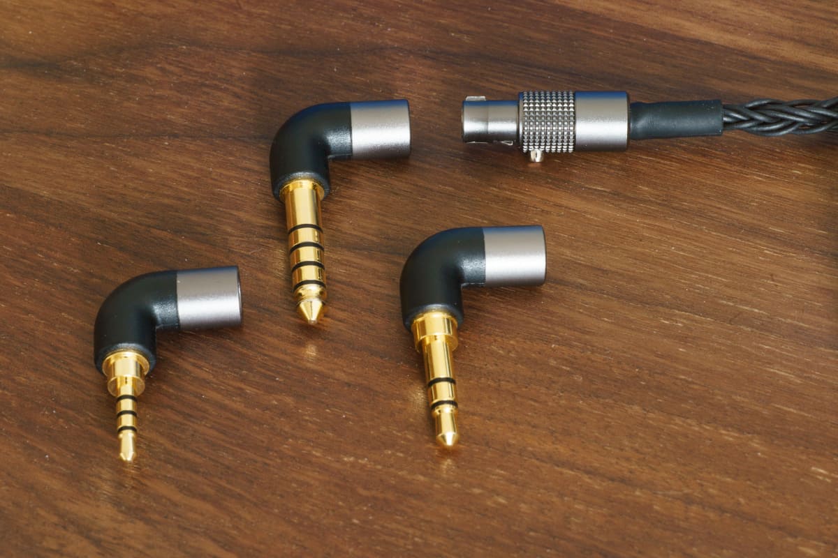 入力プラグは、3.5mmアンバランスと2.5mm/4.4mmバランス接続が切り替えられる3in1マルチプラグ(L字タイプ)