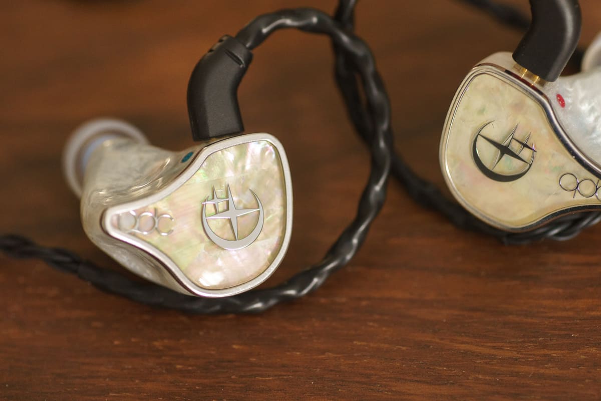 EMPRESS-C。カスタムIEMだが、写真は試聴用に作られたユニバーサルタイプ