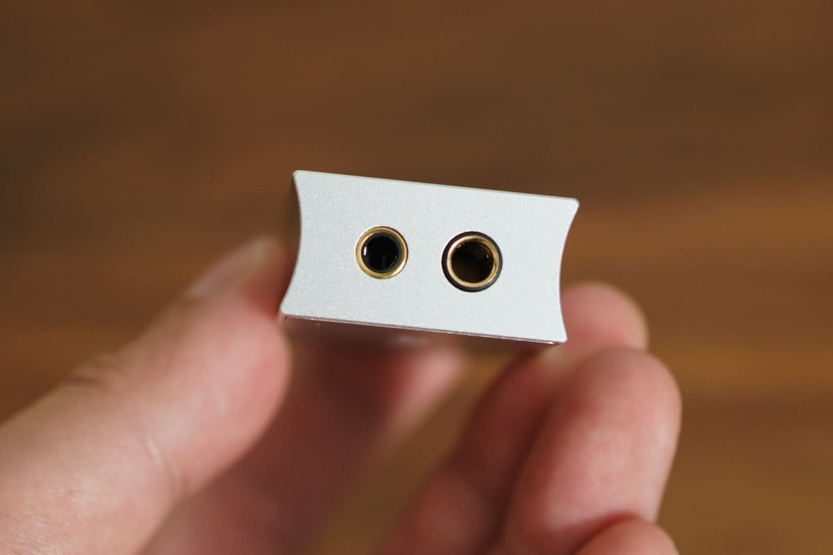 イヤフォン出力端子は、3.5mm 3極アンバランス、4.4mm(5極GND結線)の2系統