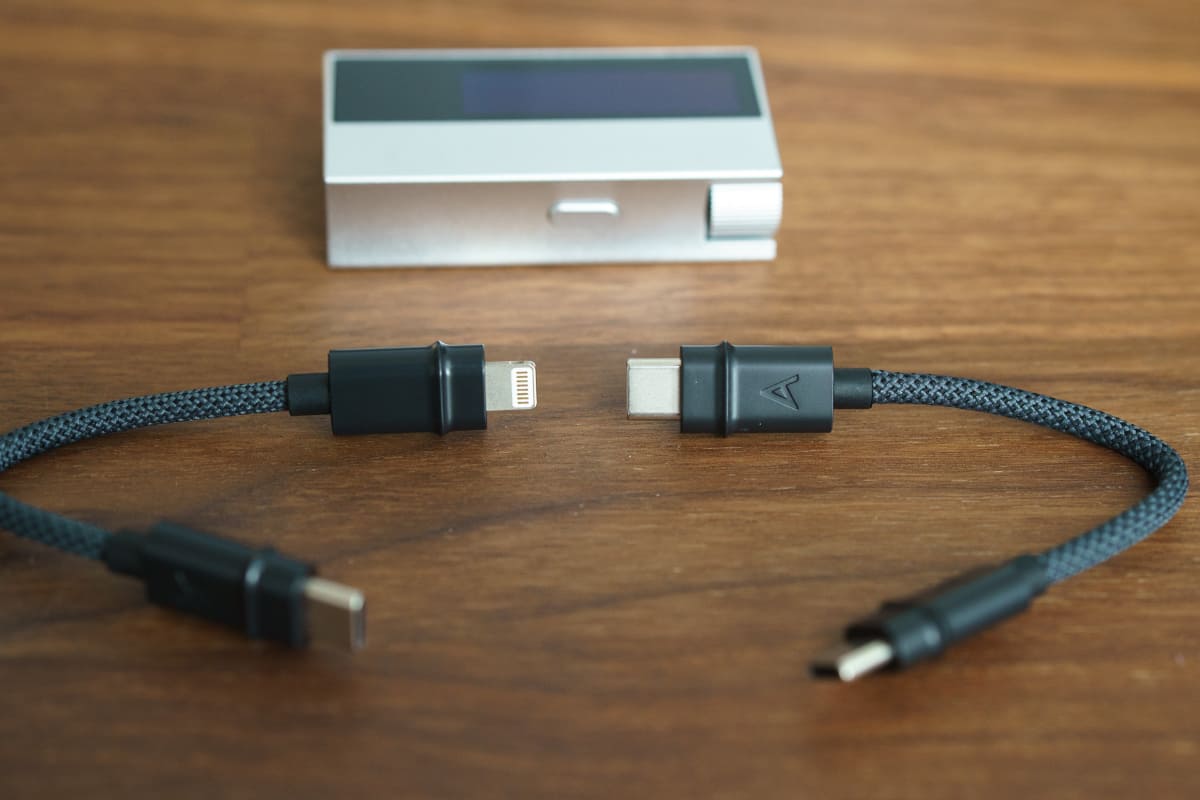 USB-CとLightningに対応した2本のショートケーブルを同梱