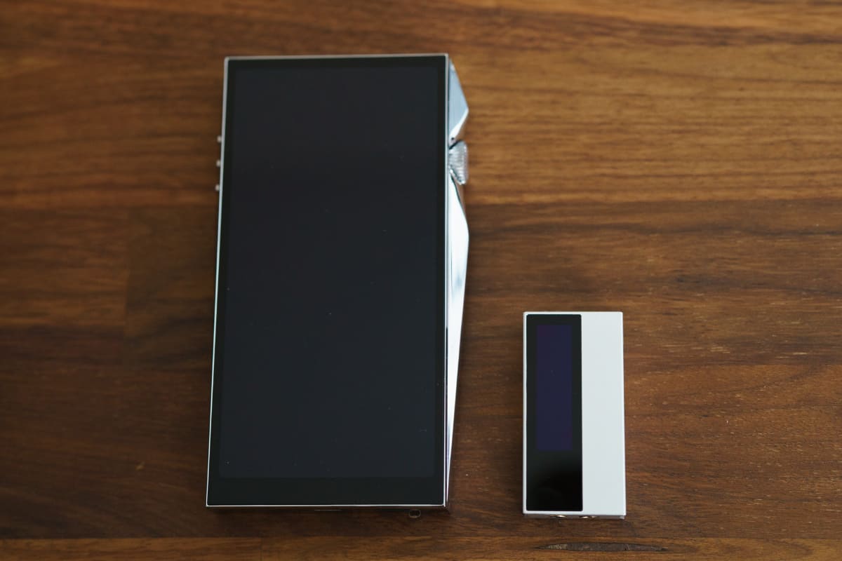 AKのフラッグシップDAP「A&ultima SP4000」と並べると、小ささがわかる